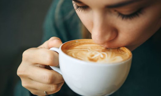 Một số nghiên cứu chỉ ra rằng kết hợp cà phê với các loại thực phẩm giàu chất chống oxy hóa có thể giúp hỗ trợ chức năng gan và giảm tích tụ mỡ gan. Ảnh: Adobe Stock.