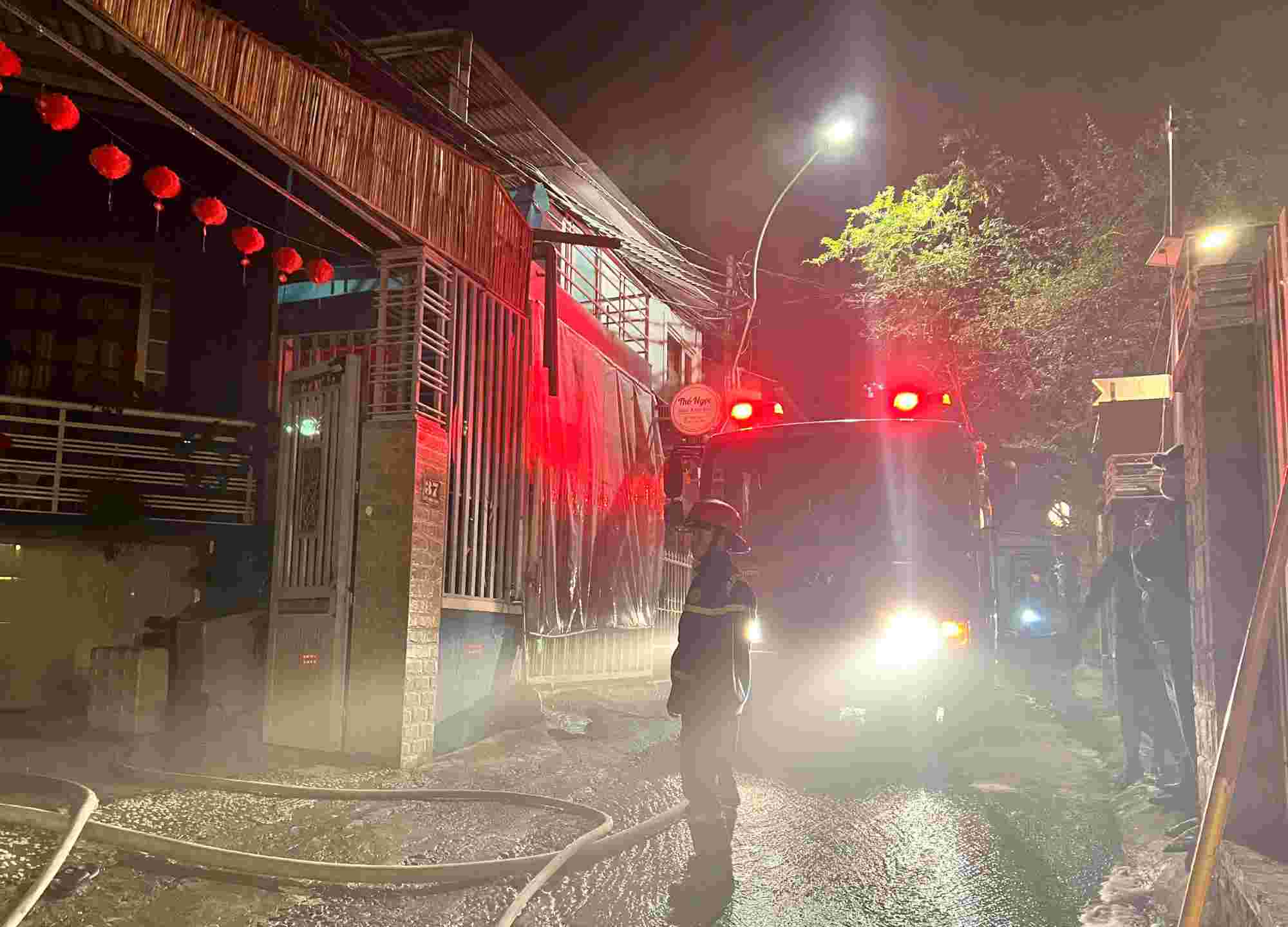The authorities urgently mobilized people and vehicles to extinguish the fire at a laundry workshop in Da Lat city. Photo: Lam Hong