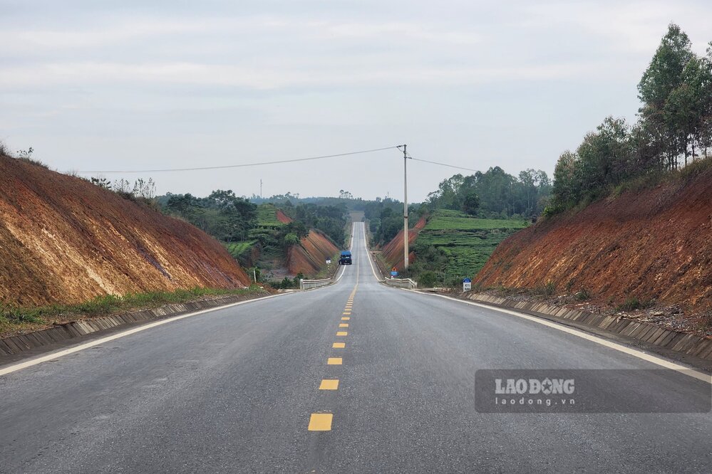 Tuyến chính đường liên vùng có hơn 53 km đã thông xe. Ảnh: Tô Công.