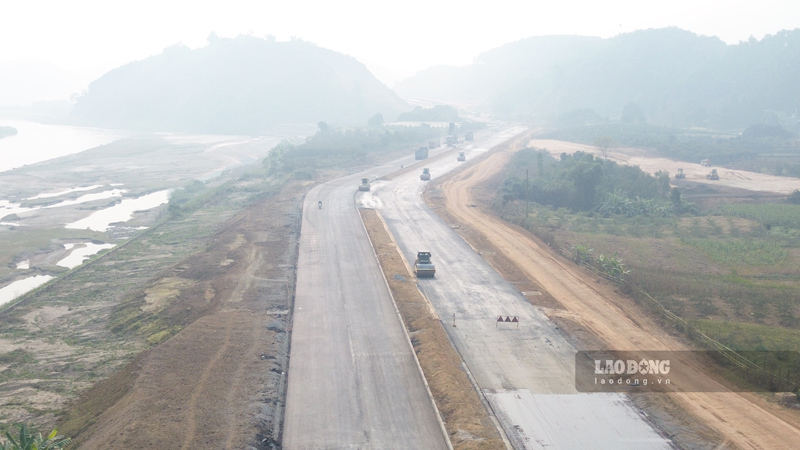  Tỉnh lộ 156 đoạn Kim Thành - Ngòi Phát thuộc Dự án đầu tư xây dựng công trình Cầu biên giới qua sông Hồng tại xã Bản Vược và hạ tầng kết nối sắp hoàn thành. Ảnh: Đinh Đại