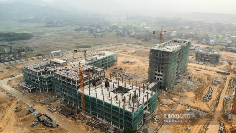 Hình hài Bệnh viện đa khoa tỉnh Tuyên Quang đã dần lộ diện. Ảnh: Lam Thanh