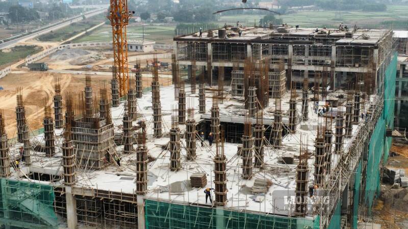 Các công nhân đẩy nhanh tiến độ dự án bệnh viện. Ảnh: Lam Thanh