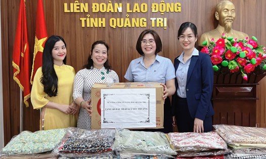 LĐLĐ tỉnh Quảng Trị tiếp nhận áo dài do các đơn vị trao tặng. Ảnh: H.Nguyên