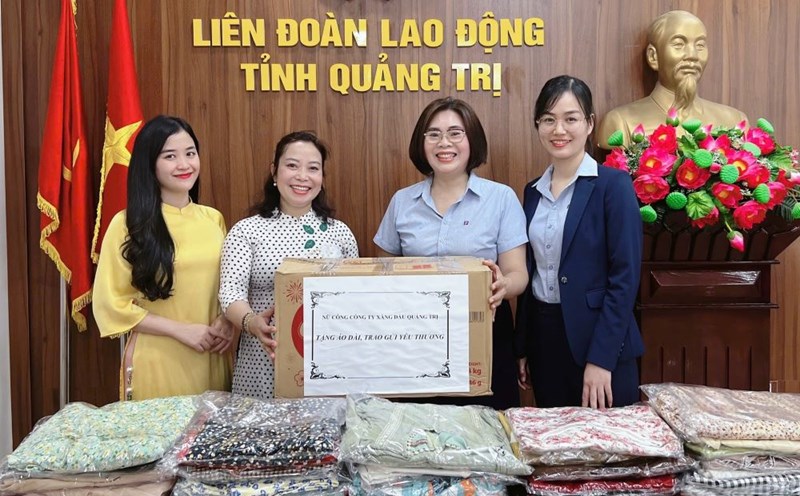 The Quang Tri Provincial Federation of Labor received Ao Dai presented by the units. Photo: H.Nguyen