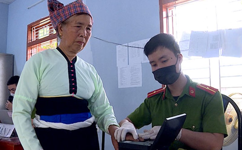 Son La Provincial Police announced the implementation of issuing citizen identification cards and electronic identification accounts when dissolving district-level police. Photo: Son La Police