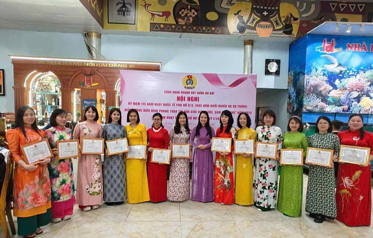 The Hanoi Construction Trade Union commends typical examples in the "Good at public work, Good at home work" movement on the occasion of the 8/3 International Women's Day. Photo: Trade Union
