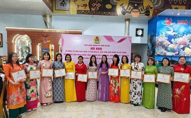 The Hanoi Construction Trade Union commends typical examples in the "Good at public work, Good at home work" movement on the occasion of the 8/3 International Women's Day. Photo: Trade Union