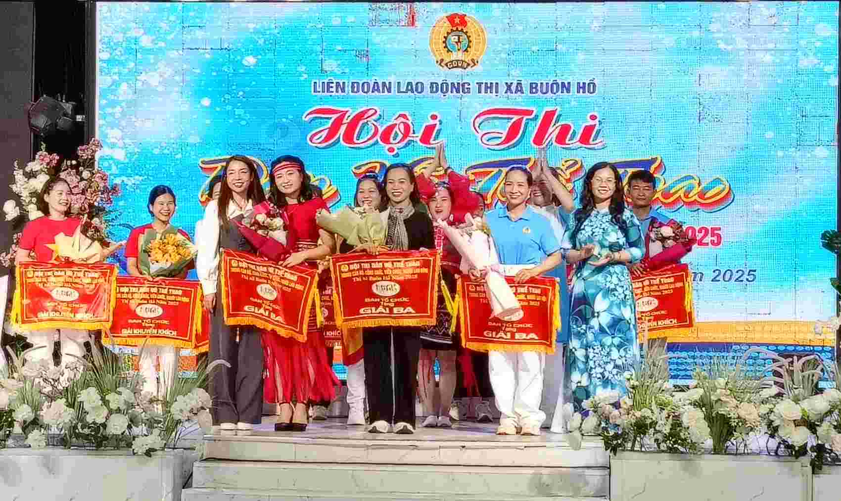 El concurso no solo dio la bienvenida a las grandes vacaciones, sino que tambien creo un patio de recreo util, mejorando la vida espiritual de los trabajadores y los empleados. Foto: Bao Lam