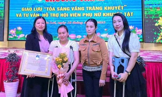 Chị Thu Huyền (ngoài cùng, bên trái) có nhiều sáng kiến hỗ trợ người khó khăn. Ảnh: Thanh Tuấn