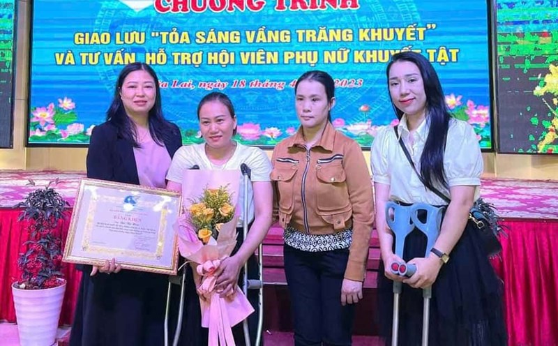 Ms. Thu Huyen (far left) has many initiatives to support people in need. Photo: Thanh Tuan