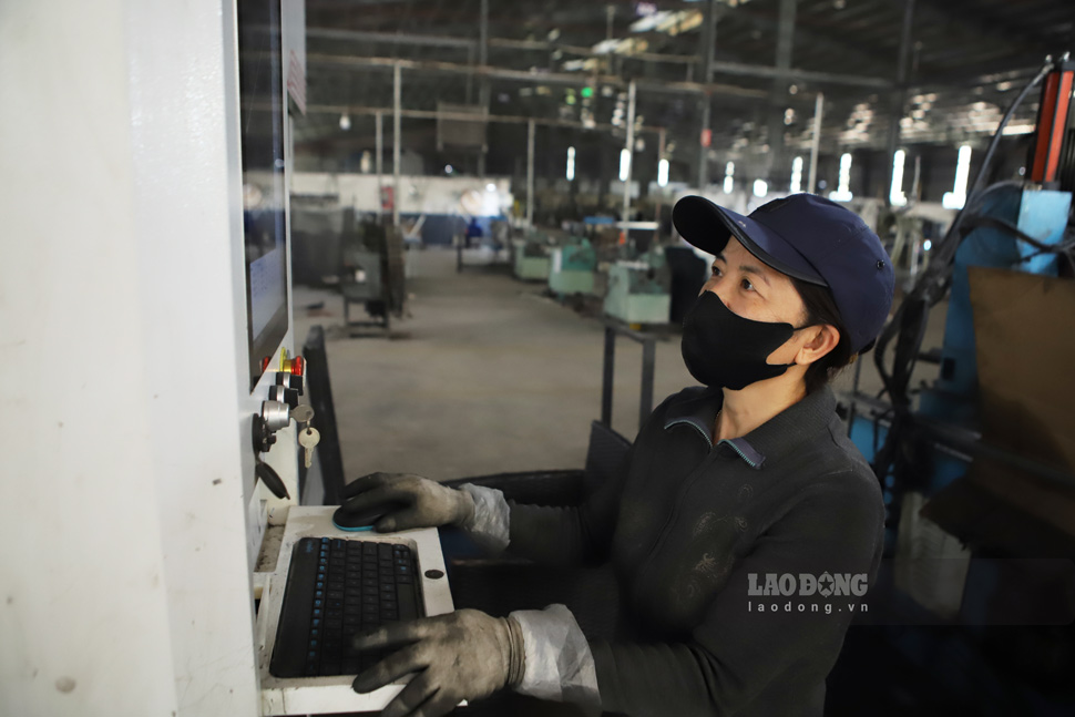 Worker Hoang Thi Giang (45 years old) is in charge of important stages in production at Viet My Binh Dinh Production and Trading Company Limited. Photo: Hoai Luan