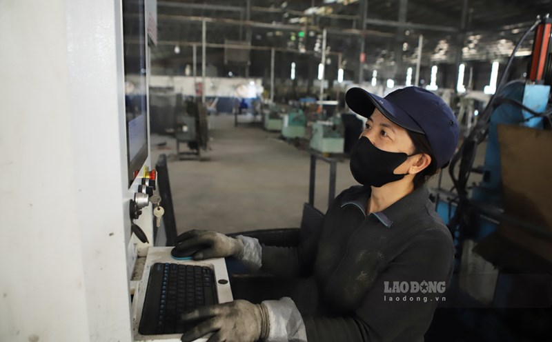 Worker Hoang Thi Giang (45 years old) is in charge of important stages in production at Viet My Binh Dinh Production and Trading Company Limited. Photo: Hoai Luan