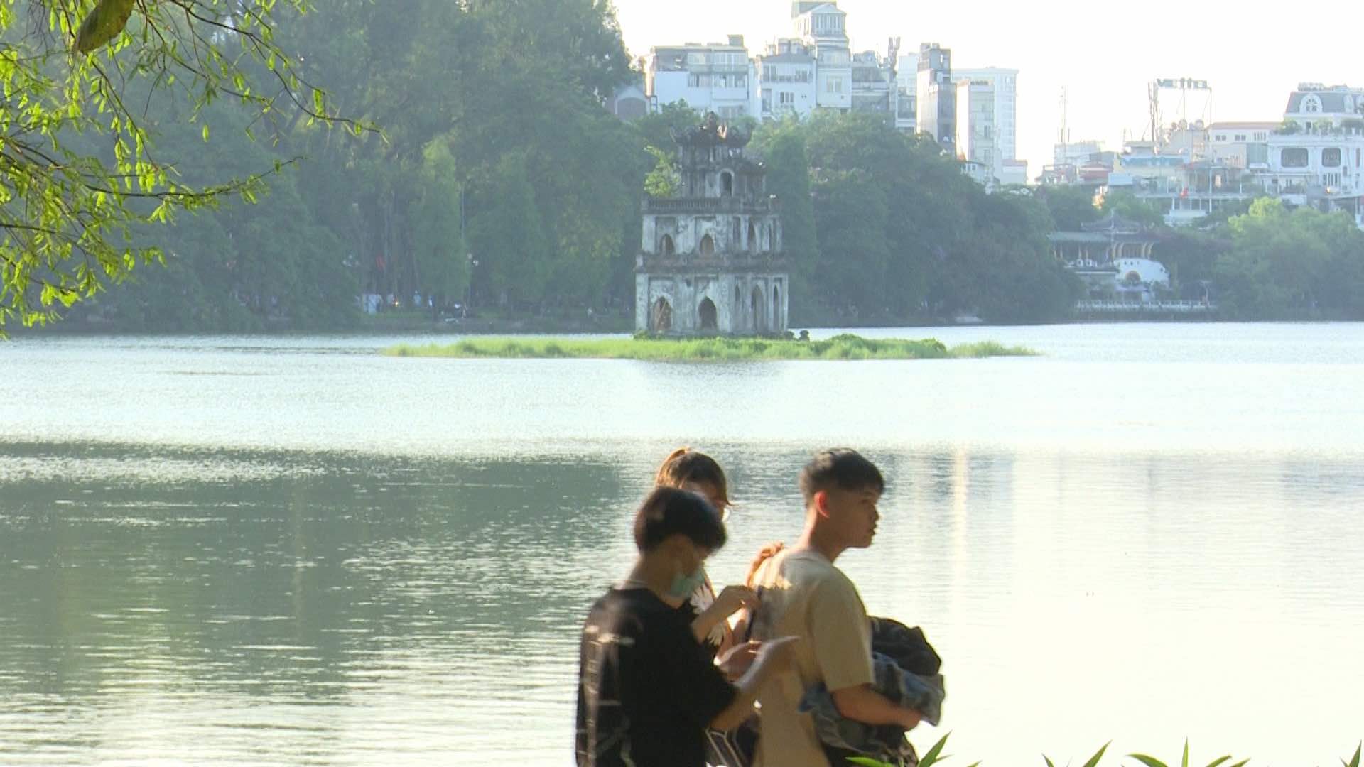 Hoan Kiem Lake (Hanoi). Photo: To The