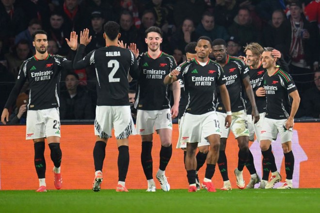 Arsenal mang den bua tiec ban thang ngay tren san cua PSV.  Anh: AFP