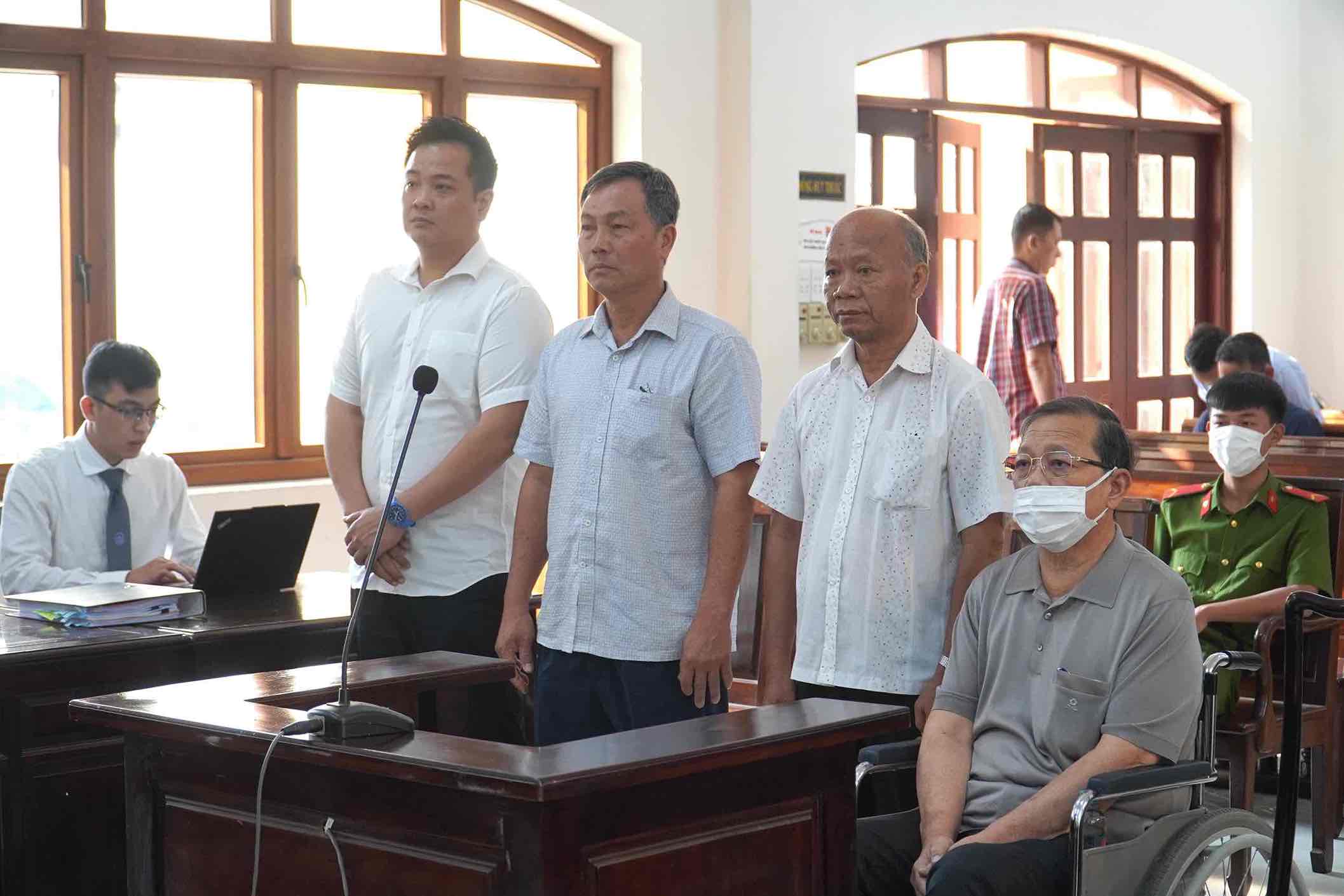 Các bị cáo Đức, Điềm, Hồng, Toàn (từ phải qua) tại phiên tòa xét xử các cựu lãnh đạo Tổng Công ty Tín Nghĩa. Ảnh: HAC