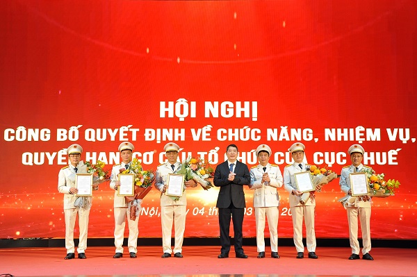 Deputy Minister of Finance Cao Anh Tuan and Director of the Tax Department Mai Xuan Thanh congratulated the Deputy Directors of the Tax Department. Photo: Tax Department