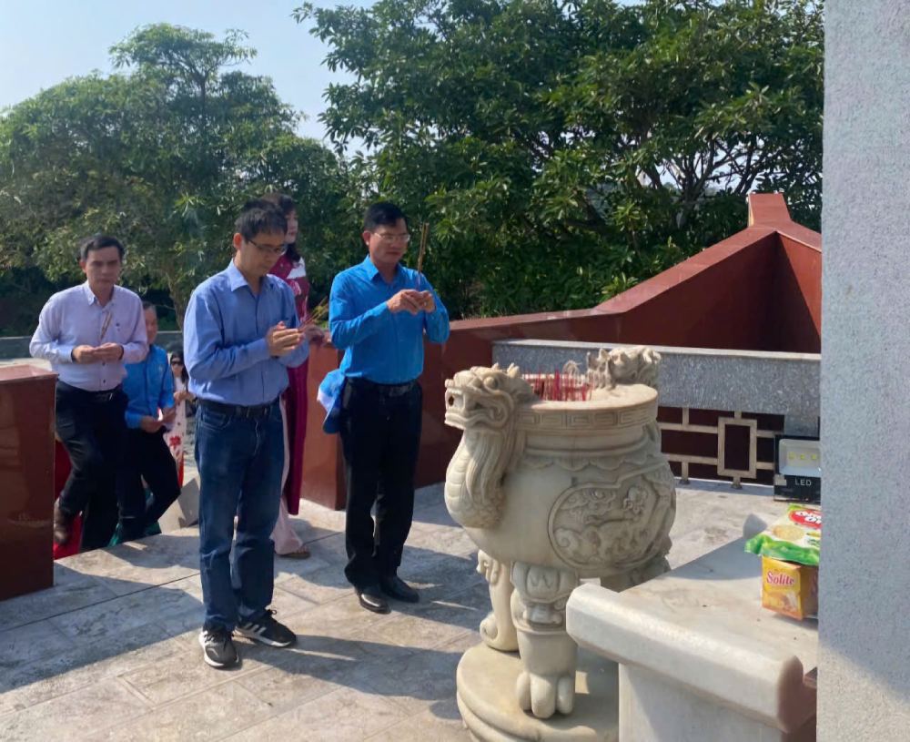 The delegation of Hue University offered incense to commemorate and pay tribute to the heroic martyrs at Quang Tri ancient citadel. Photo: Nguyen Duan