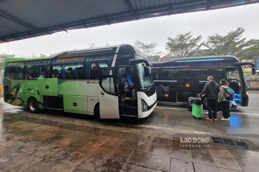 Xe ra vao lien tuc tai cac diem trung chuyen tren pho Tran Quang Khai. Anh: To The