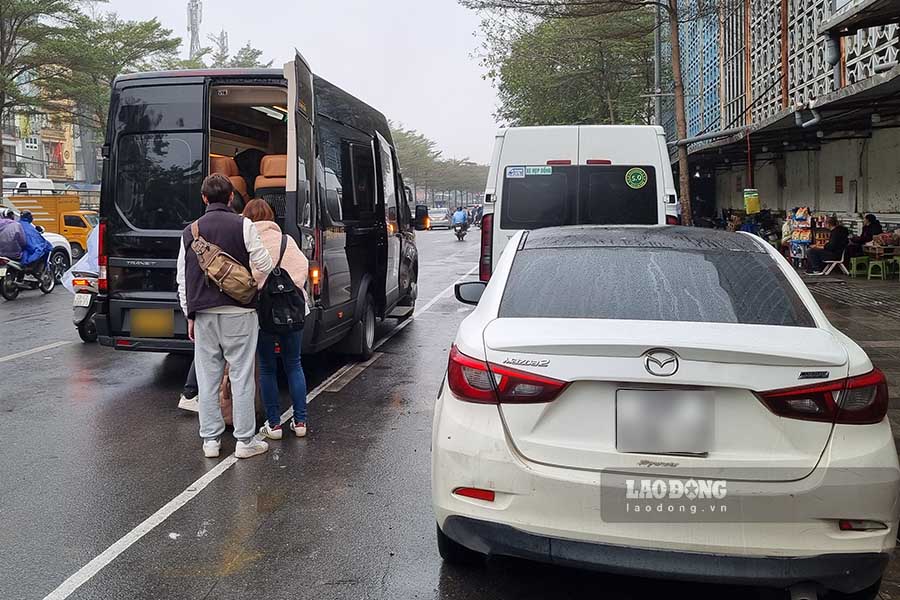 Oto con do chiem dung diem trung chuyen, xe khach phai dung ben ngoai vach ke de cho khach len. Anh: To The