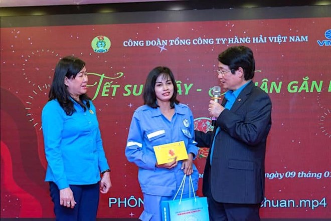 Mr. Le Phan Linh - Chairman of the Trade Union of Vietnam National Shipping Lines - encouraged female workers in difficulty. Photo: Maritime Corporation Trade Union