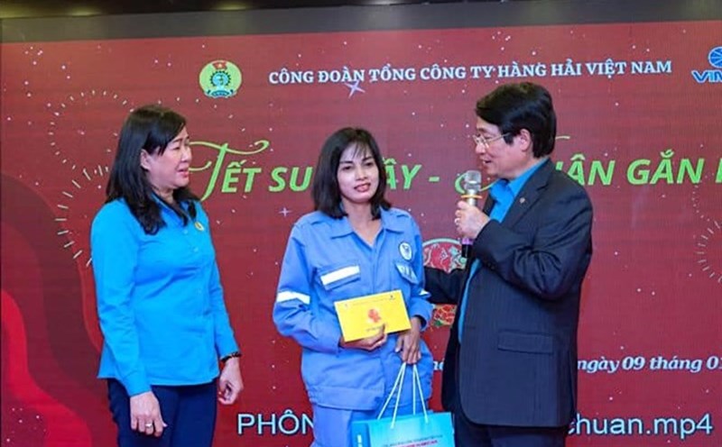 Mr. Le Phan Linh - Chairman of the Trade Union of Vietnam National Shipping Lines - encouraged female workers in difficulty. Photo: Maritime Corporation Trade Union