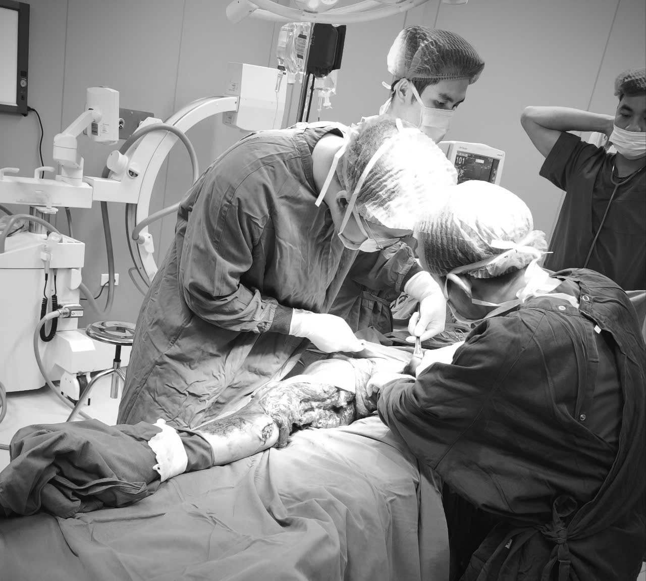 Doctors recovered the life of a patient who had two traffic accidents and stopped circulating. Photo: Thanh Dang