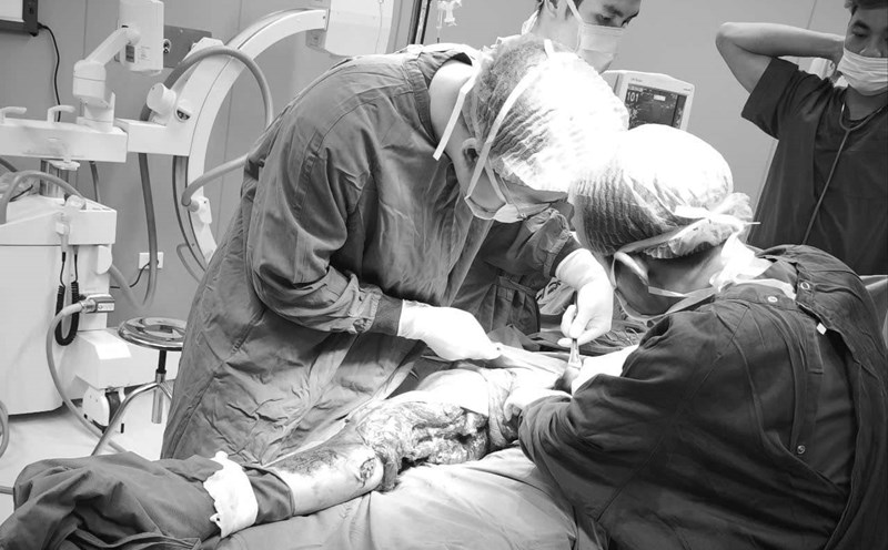 Doctors recovered the life of a patient who had two traffic accidents and stopped circulating. Photo: Thanh Dang