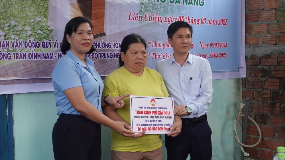 A single mother in Da Nang is happy to have her house rebuilt. Photo: Tran Thi