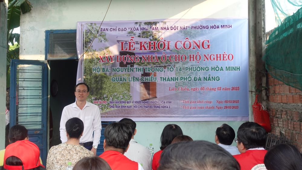 UBND va UBMT phuong Hoa Minh (quan Lien Chieu, TP Da Nang) to chuc le khoi cong xay dung nha cho ho gia dinh ba Nguyen Thi Trong - la me don than dang nuoi hai con bi benh. Anh: Tran Thi