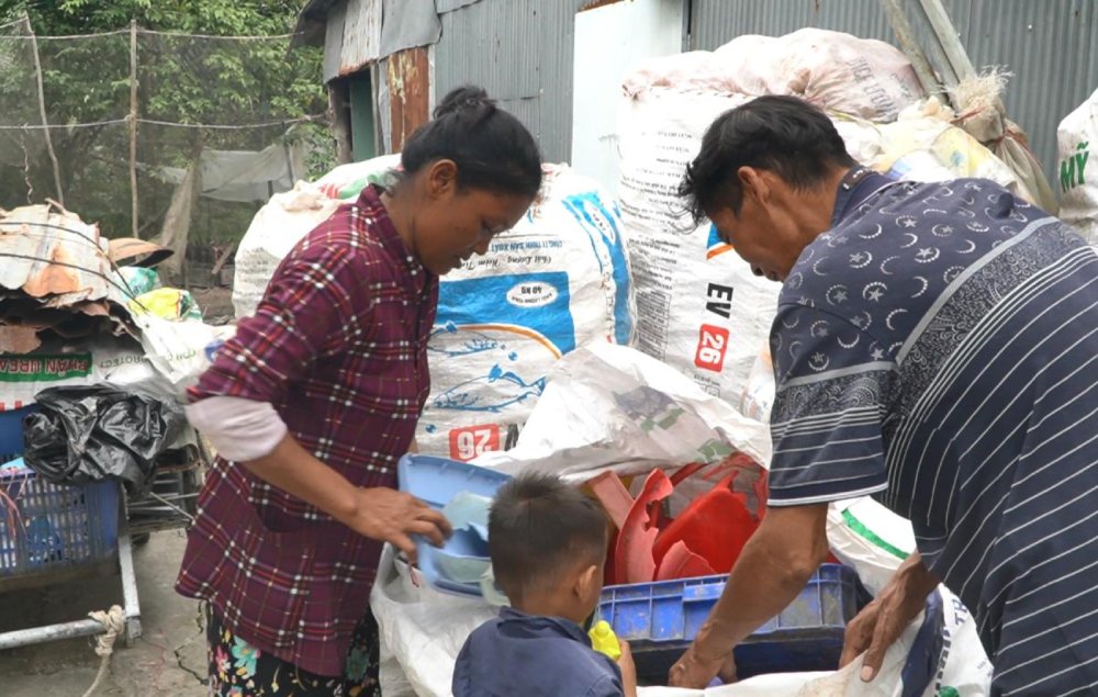Ms. Thi Ly's family received support from readers of Lao Dong Newspaper. Photo: Nguyen Anh