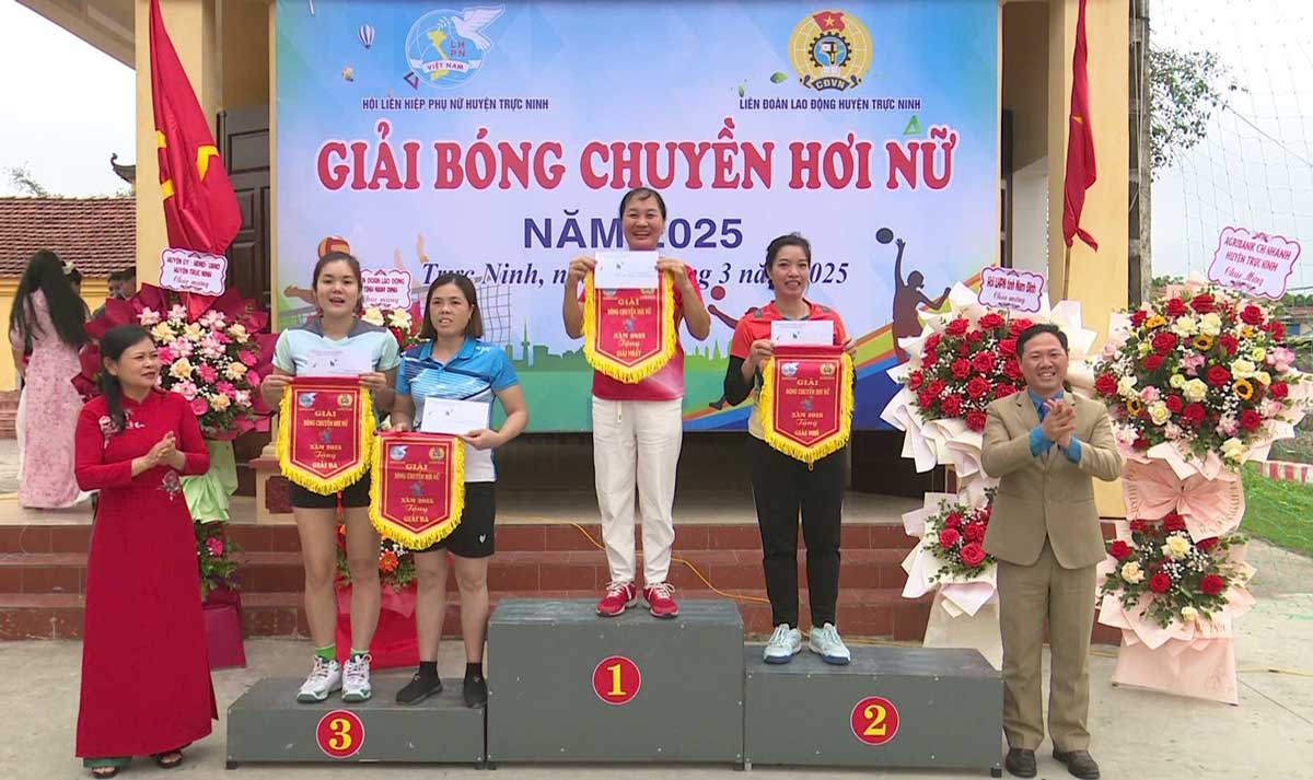 The organizing committee awarded prizes to the teams at the 2025 Women's Volleyball Tournament. Photo: Truc Ninh District Portal (Nam Dinh Province)