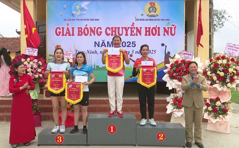 The organizing committee awarded prizes to the teams at the 2025 Women's Volleyball Tournament. Photo: Truc Ninh District Portal (Nam Dinh Province)
