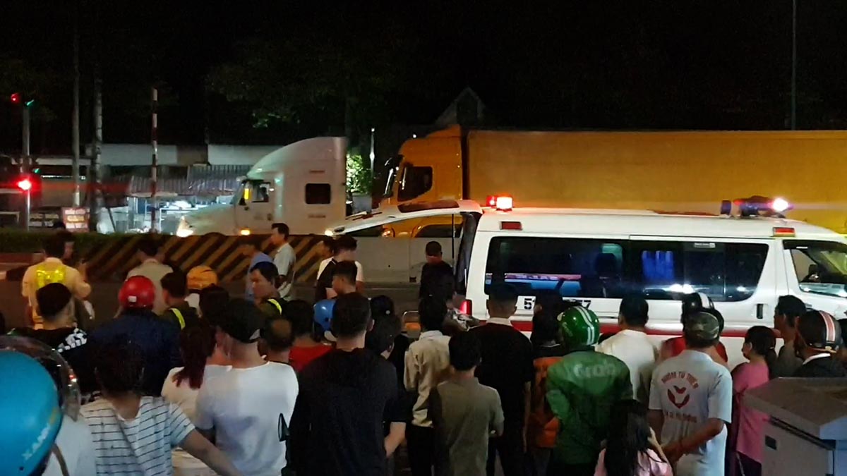 The scene of the accident that killed a female worker on Nguyen Van Thanh Street, Binh Duong Province.