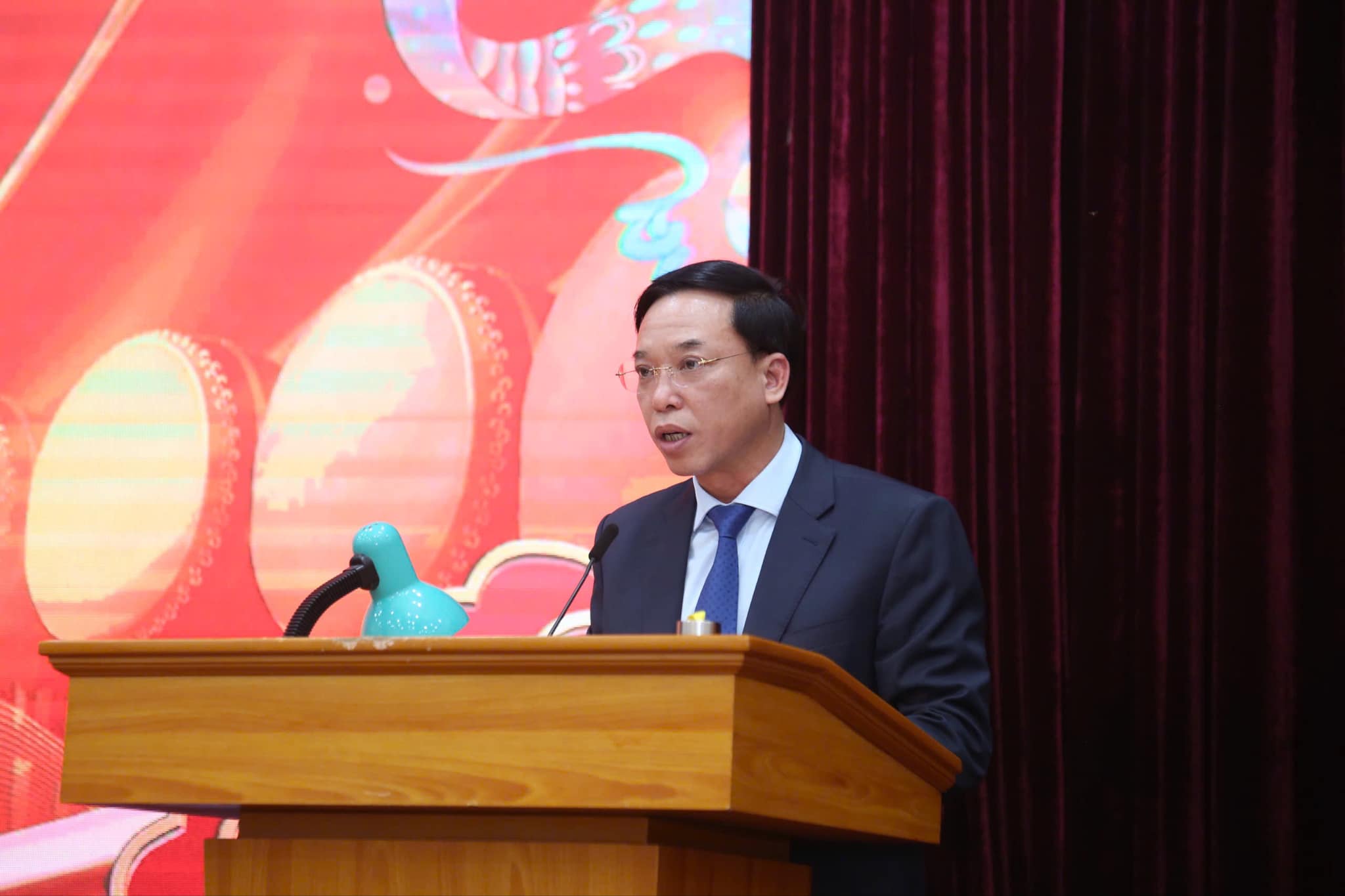 Ong Nguyen Manh Ha - Pho Bi thu Quan uy - Chu tich UBND Quan Long Bien chia se ve y nghia cua chuong trinh nghe thuat dac biet. Anh: NVCC