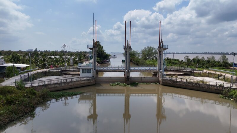 People are happy because the salinity prevention sewer system is about to be completed. Photo: Hoang Loc