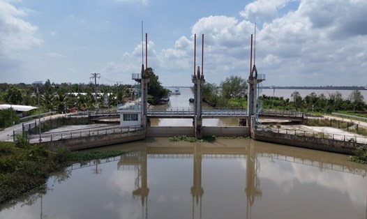 Người dân vui mừng vì sắp hoàn thiện hệ thống cống ngăn mặn. Ảnh: Hoàng Lộc