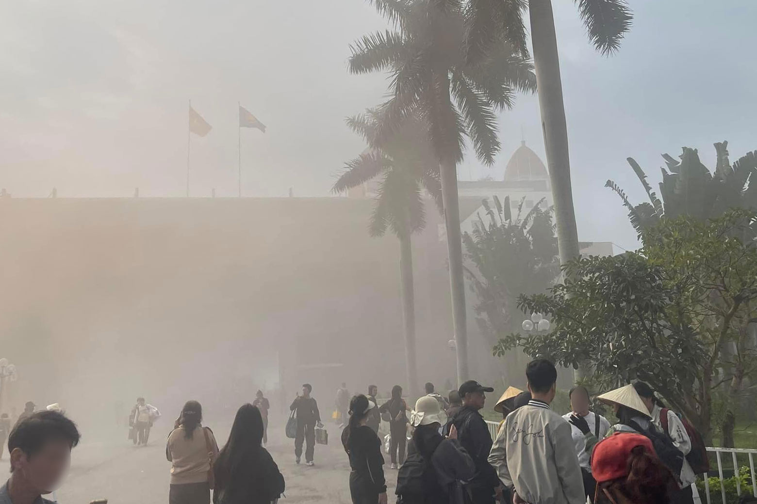 Mong Cai International Border Gate, Bac Luan 1 bridge area caught fire. Photo: Provided by the people