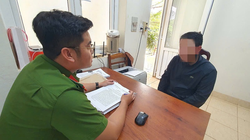 Lực lượng Công an triệu tập đối tượng hành hung người khác sau va chạm giao thông đến làm việc. Ảnh: Bảo Trung