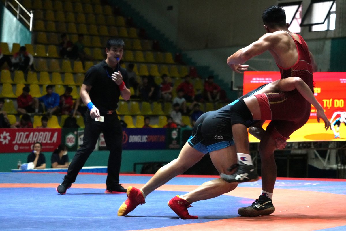 An exciting match in the free-fall Traditional Club Championship. Photo: Thanh An