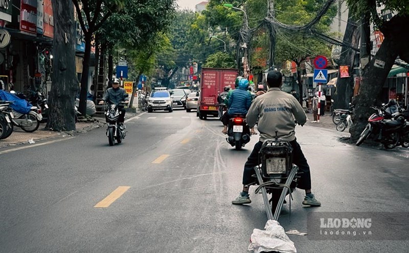 Inspection of motorbike emissions to ensure the environment. Illustrative photo: Hong Diep
