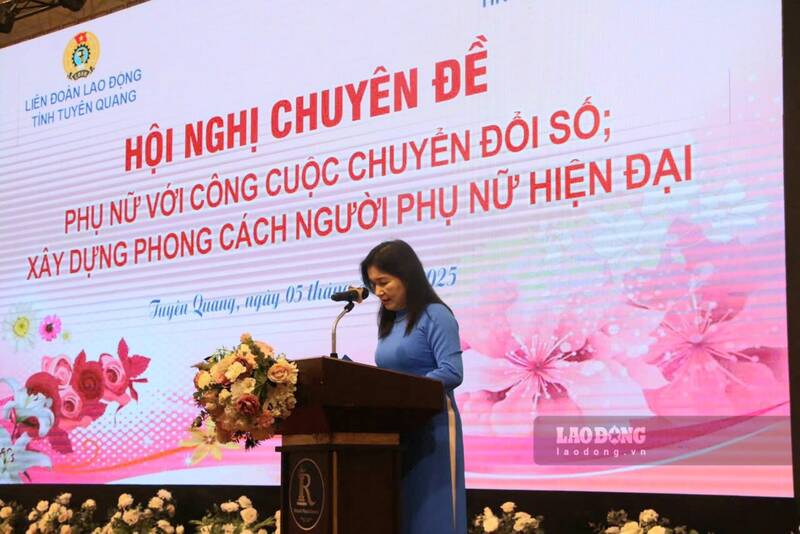 Phó Chủ tịch LĐLĐ tỉnh Tuyên Quang Chẩu Thị Thu phát biểu tại chương trình. Ảnh: Lam Thanh