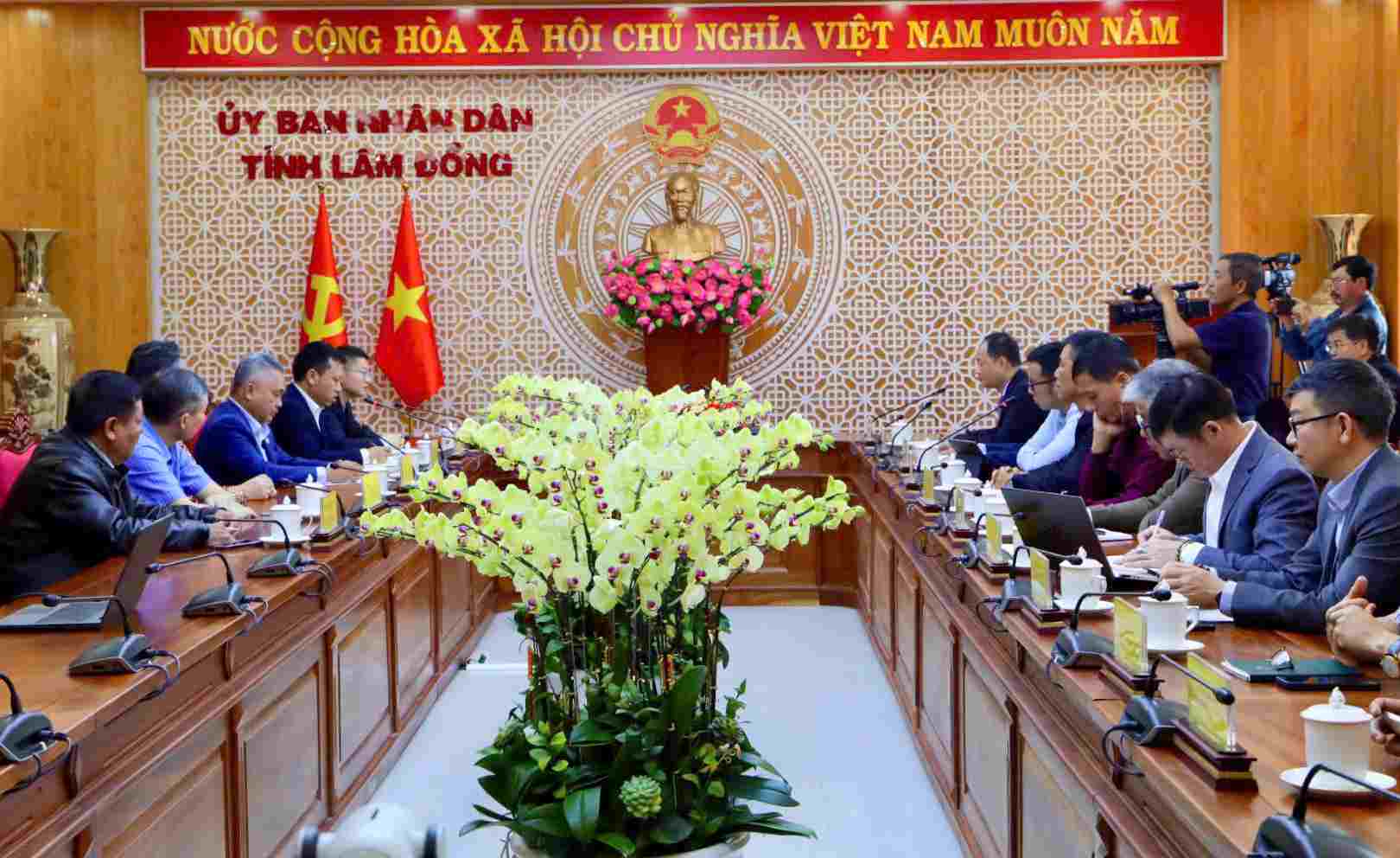 The working group of China Railway Authority 2 worked with Lam Dong province. Photo: Lam Hong