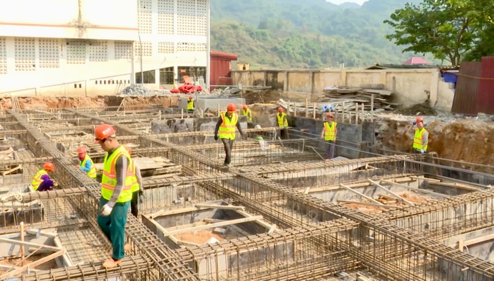 Công trình y tế tiền tỉ tại huyện Quản Bạ (Hà Giang) dần hoàn thiện, sự kiến xong trong quý II/2025. Ảnh: Hồng Cừ.