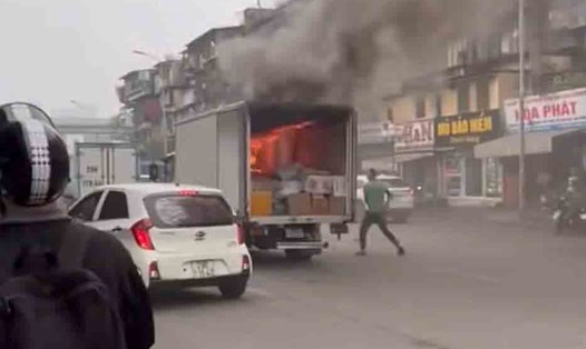 Xe tải bất ngờ bốc cháy khi đang lưu thông trên đường Khuất Duy Tiến (quận Thanh Xuân, Hà Nội). Ảnh: Hữu Chánh