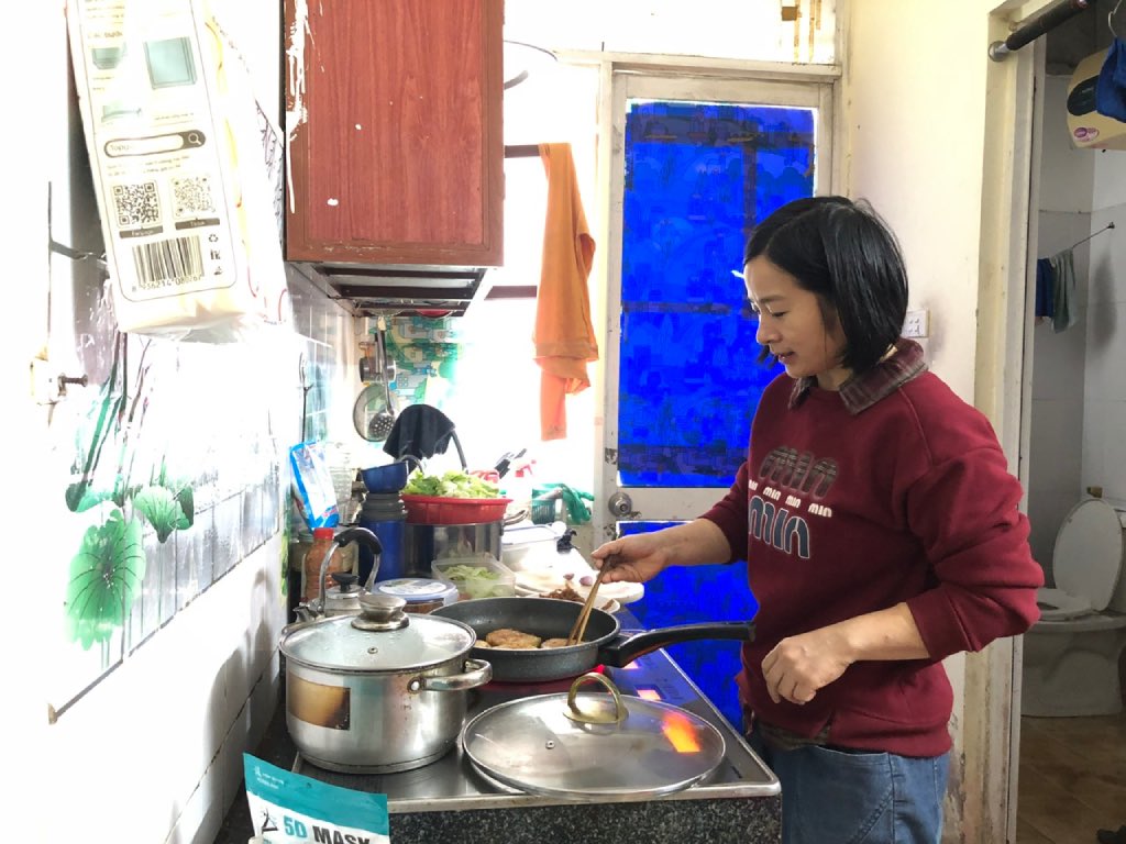 A family of workers rents a room in CT1A building, Kim Chung workers' housing area, Dong Anh district, Hanoi. Photo: Bao Han