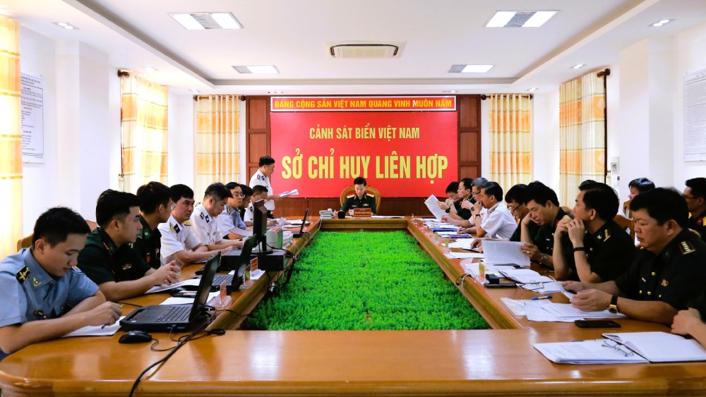 Tăng cường phối hợp với các cơ quan chức năng của địa phương trong việc ngăn chặn các hành vi vi phạm về khai thác thủy sản của các tàu cá. Ảnh: Đức Thái