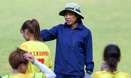 Huấn luyện viên Đoàn Thị Kim Chi của câu lạc bộ nữ TPHCM. Ảnh: Thanh Vũ