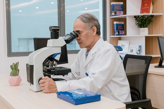 Doctors working at the Center for pathological pathology found cells on the tumor sample on the patient's head. Photo: BVCC