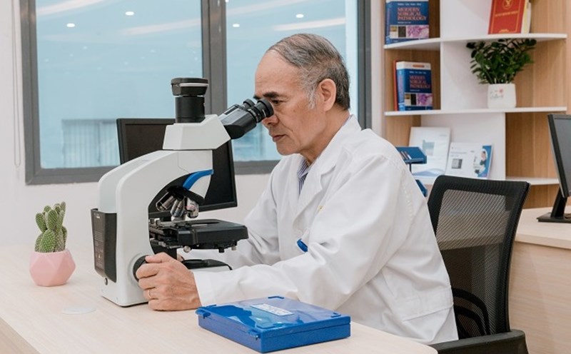 Doctors working at the Center for pathological pathology found cells on the tumor sample on the patient's head. Photo: BVCC