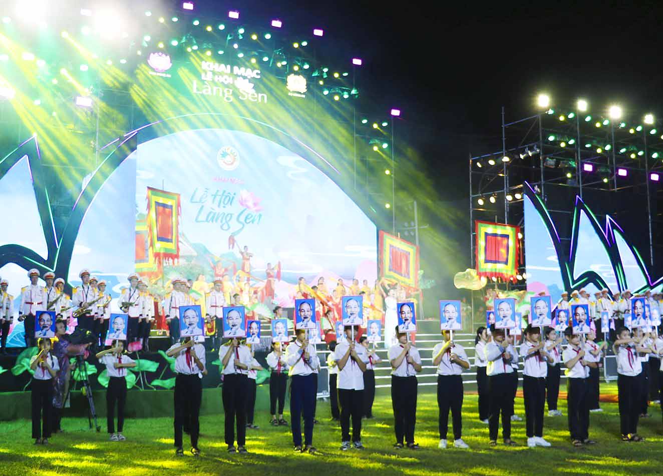 Hundreds of Nghe An students hold portraits of Uncle Ho at the 2024 Lang Sen Festival. Photo: Hai Dang.